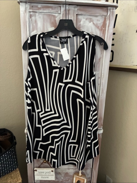 Journee Collection Tops - Journee Collection Black & White Geometric V-Neck Tunic